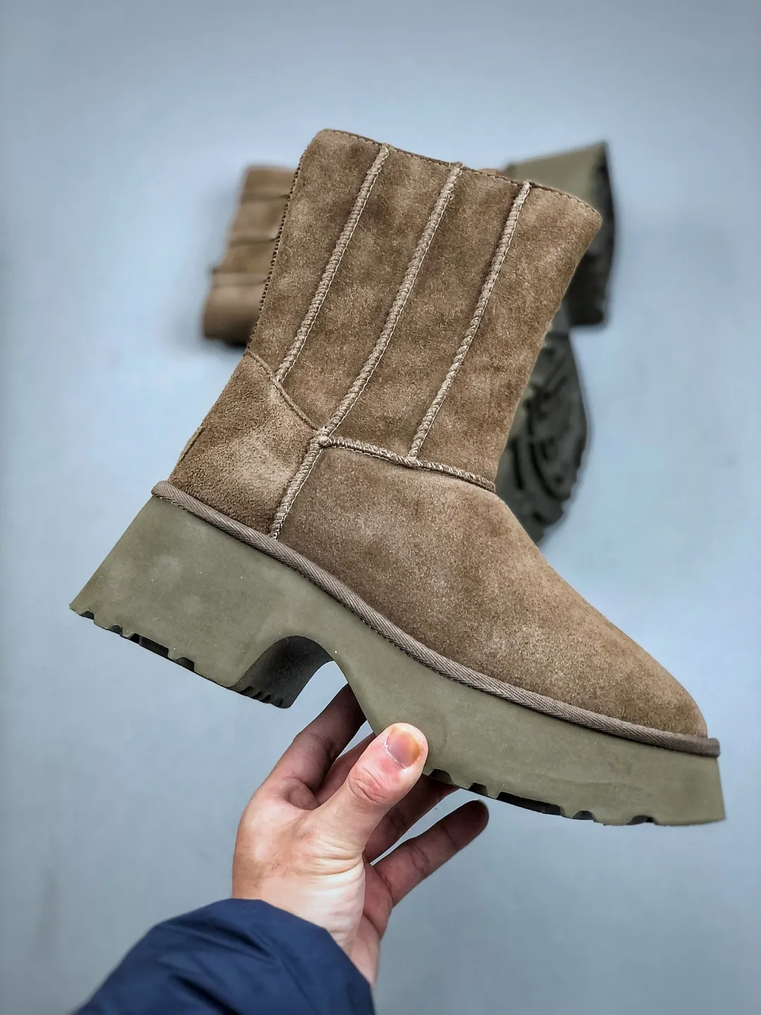 Local self-pickup💰700 supports store placement. The top version on the market UGG Fishman Thick-soled Pencil Boots. 5cm thick sole. Xiaohongshu’s hot model. Produced by a major foreign trade factory in Guangzhou. Toe box to insole are all made of genuine sheep fur. Independent outer box packaging. Chip. Waterproof technology. Differentiated from any version on the market. 5cm thick sole. Independent original development of outsole. Cashmere insole. Keep warm in winter. It is a very suitable choice for home use. In the new year, uug launches a style series. Partly catered to the preferences of young consumers, it has also moved to the forefront of fashion trends. Shoe body material: water-repellent coated suede upper, 17 mm UGGPURE™ implanted wool insole, lightweight non-slip and comfortable rubber outsole, with brand LOGO and trademark, with full packaging. Size: 35 36 37 38 39 40